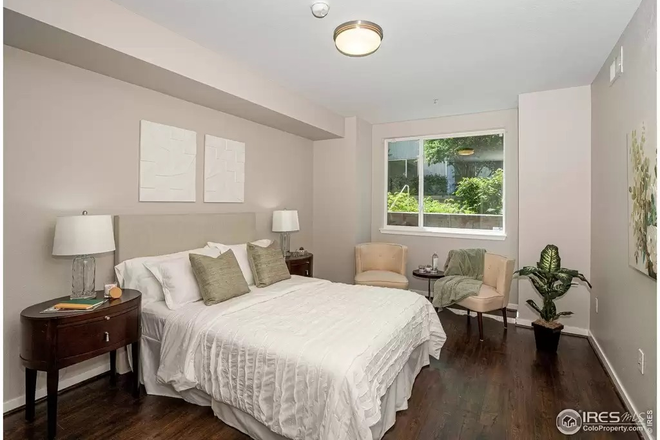 Master bedroom - Upscale Oasis - Safe, Quiet, Steps to CU Campus