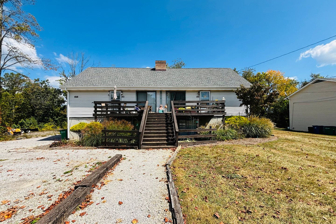 - 1077TH - 525 Rainbow St. - M