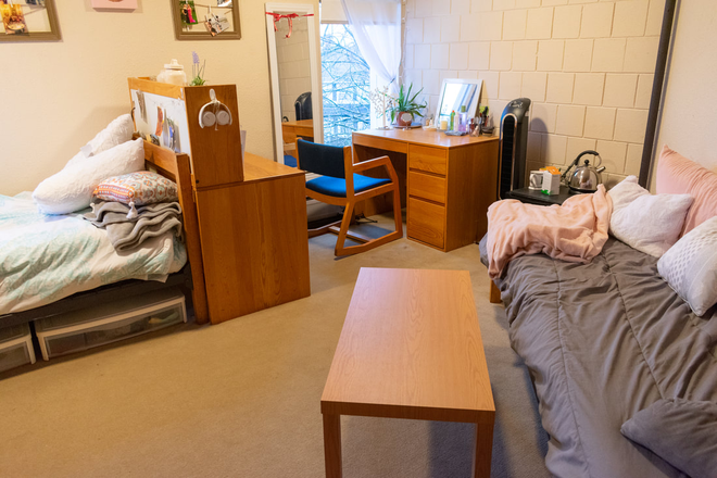 Standard double room - Single and Double Rooms available at Hillel, next to campus