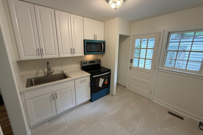 Kitchen - Newly Renovated 2BR/1BA Near UNC - Hardwoods & In-Unit Laundry