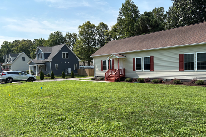 - Light & sunny House 5 miles from campus