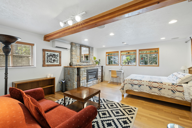 Studio View - Furnished Private Studio - 5 blocks from U of O Portland Duplex