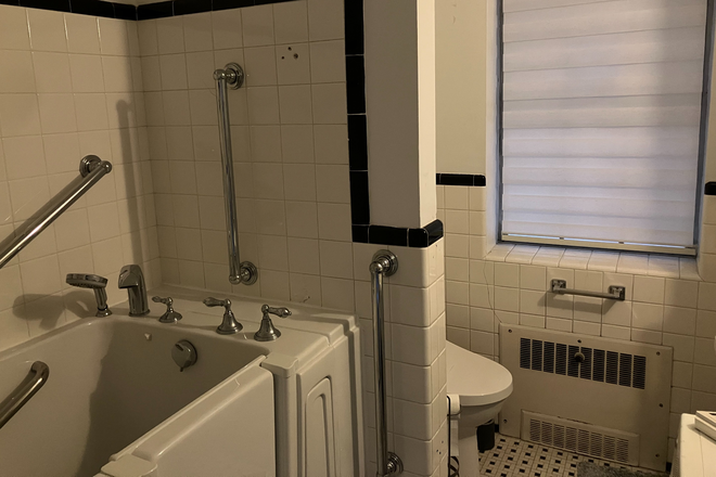 Bathroom - Carrollton Unit Close to Homewood
