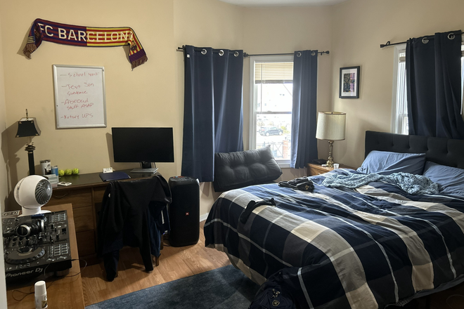 Other angle of bedroom - Entire Home