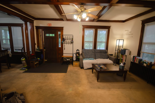 Living Room - Home in quiet and friendly neighborhood