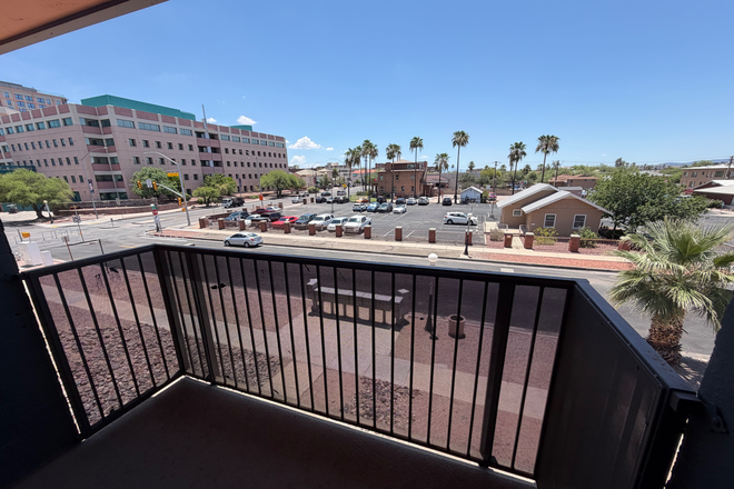 Balcony - PRIME CAMPUS LOCATION! Walk to classes & University Blvd.