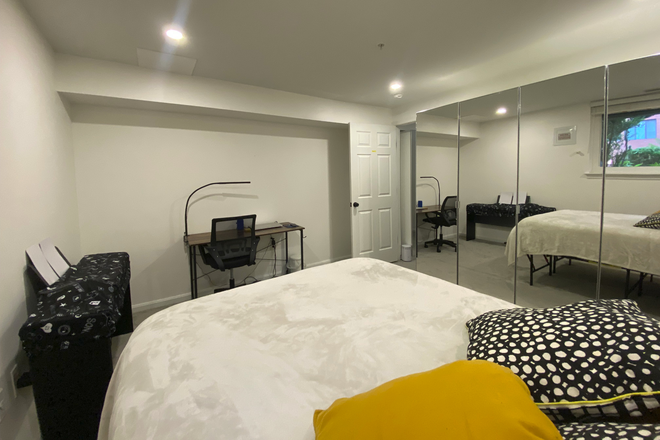 Large lower level bedroom - Close to two metros/Howard University: 0.6 miles/GWU: 1.5 miles/GT Law: 2.0 miles/Johns Hopkins SAIS House