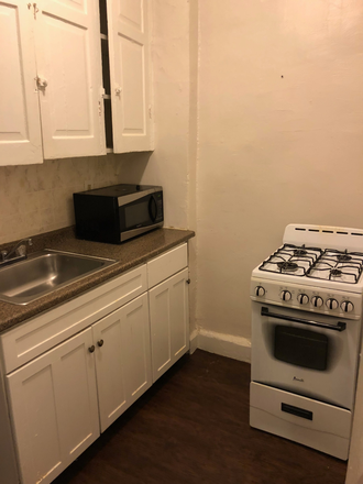 kitchen with stove and refrigerator - Fabulous Location! Walking distance to CWRU, Cleveland Clinic, Dental School Apartments