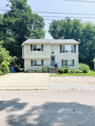 House and driveway for 4 cars - *Student Summer Rental (possible extension to 26/27 SY)Walk to Private Community Beach!