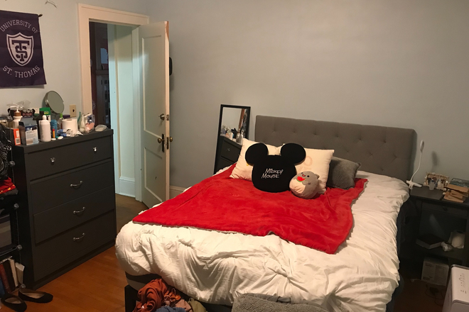 Upstairs Bedroom - Large 4 Bedroom 2 Bath lower level of duplex close to campus Duplex