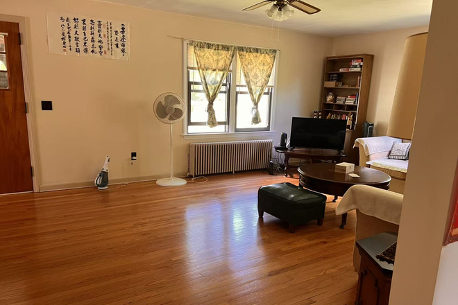Living room - Beautiful 3-bedroom,2-bathroom house close to UConn