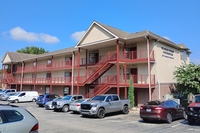 Streetview - Bright and spacious 3-bed, 2-bath top-floor condo!