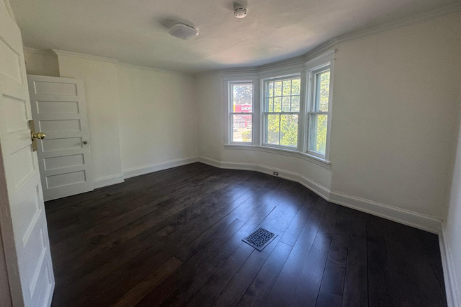 Bedroom - Spacious Annex 3-Bed / 2 Full Bath, Two Floors | In-Suite Laundry | $4,200 Utilities House