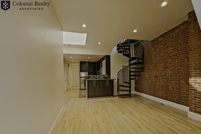 Unit - NO FEE! BEST OFF CAMPUS DEAL!! LUXURIOUS BU 4 BED / 2 BATH DUPLEX! ROOF DECK!!!- 9/1/26