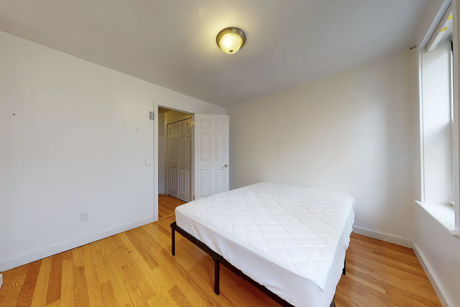 Street facing bedroom - 123 E 7th St. Apartment