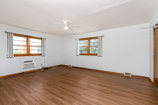 Living room - 1 Bedroom apartment on Pierson Place