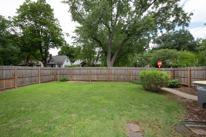 Backyard - 625 Robinson : 3 FURNISHED ROOMS AVAILABLE FOR RENT 2026-2027 Year; House near Campus