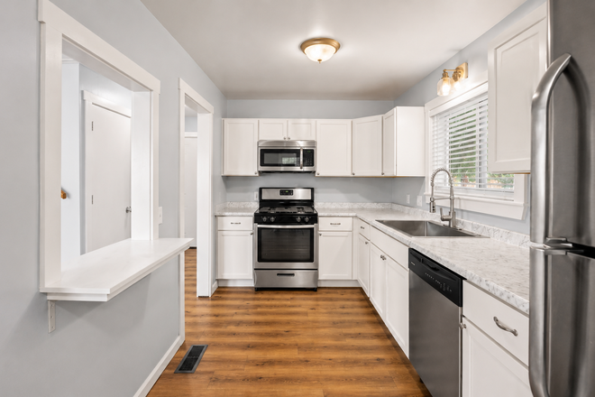Upgraded Kitchen - 2 Bed / 2 Bath - WALK to Campus - Garage + yard Duplex