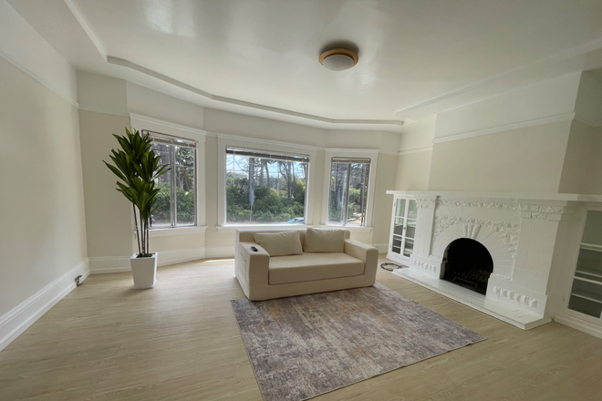 Living room - Nicely Updated Furnished Top Floor Unit w/ WiFi House
