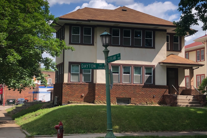 Front of the property. - 2 Bedroom /1 Bath/ 1 Block from Campus Triplex