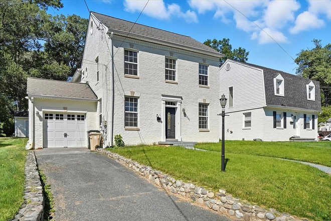 Front of the home - UMD Student & Intern Housing | Furnished Rooms | Utilities Included | 7-min Walk to Metro