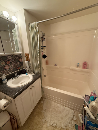 Bathroom - Oakhill Duplex, 10 minute walk to stadium