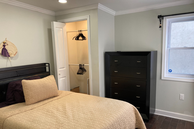 Private bedroom - Furnished 1 Bedroom with private bath - In Blue Jay Shuttle East Campus Zone