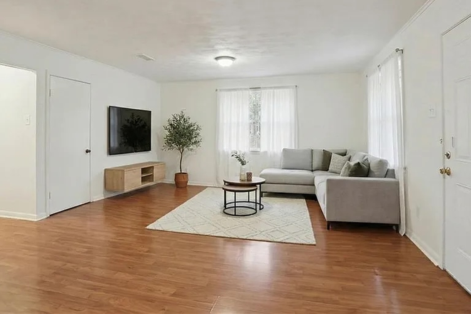 Living Room - 3 Bed 2 Bath House minutes from campus