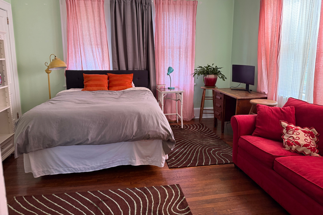 Queensize bedroom with couch desk and minifridge/kitchenette - Peaceful cozy and safe private room in bungalow walkable downtown Decatur