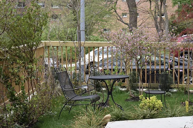 Front garden - Garden view in Glover Park Apartments