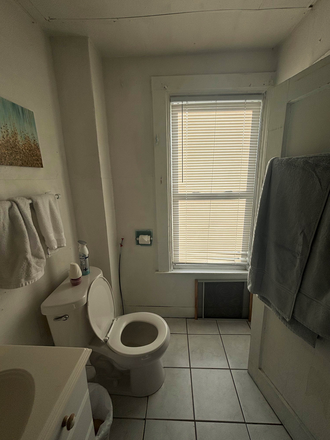 Upstairs Bathroom - 2002 Pratt Room, close to campus and Foster CTA
