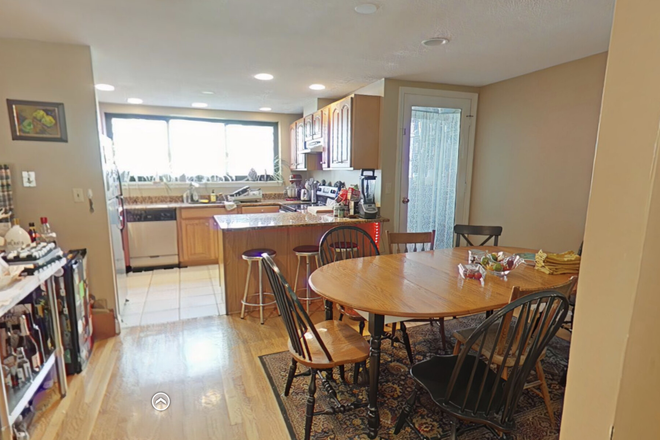 1 - BU Townhome for rent 3 floors, pool, fitness center, AC Garage parking 9/1!