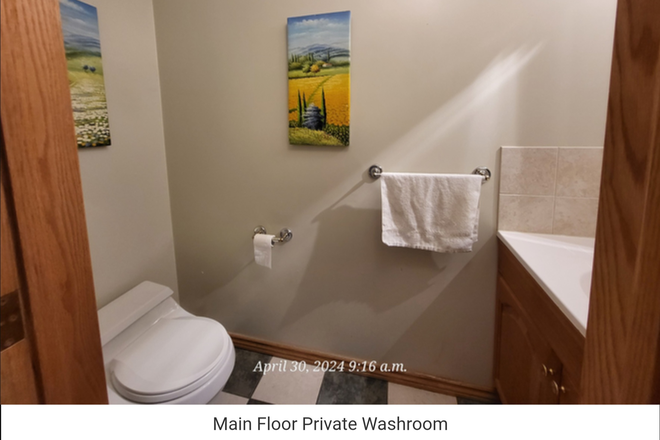 Main Floor washroom - Military Trail Best Location 1 Min Walk to UTSC student Centre. Fully Furnished Rooms.