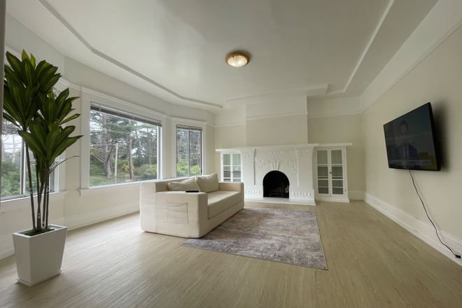 Living - Nicely Updated Furnished Top Floor Unit w/ WiFi House
