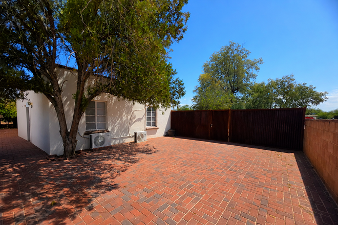 Side yard - Private Rooms in Renovated 3BR/2BA Near UA – $650/Room – Water, Wi-Fi, Trash & Security Included