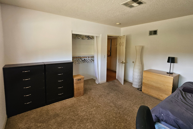 Bedroom 3 for rent view 2 - Room for rent, furnished, move in ready, walking distance to UCR House