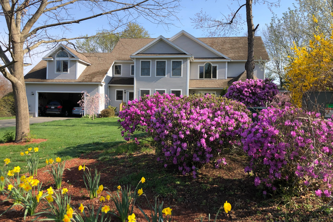 The house in the Spring - Spacious furnished 3BR/3BA home, 2-car garage, 2 decks, lush gardens, quiet area, walk to bus stop.