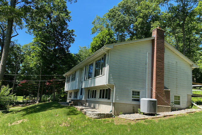 Exterior - Beautiful Neighborhood, Close to UConn, 4 beds, 2 &1/2 baths, living & family room, kitchen, garage House