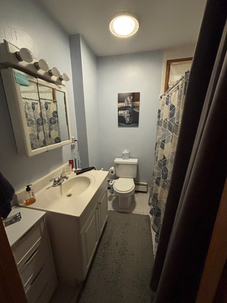 Full Bathroom - 2-Bedroom Apartment in Prime Mid-Cambridge – Walkable & Student-Friendly Area