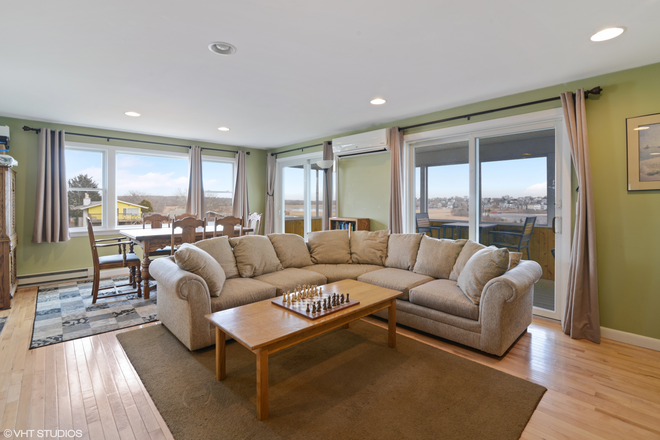 Living and Dining Area - 5 Bed/3 bath in Bonnet! 15 mins to URI House