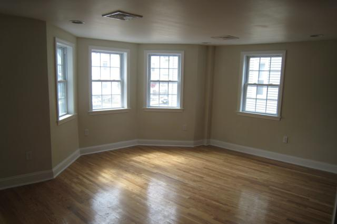 Visit hubrealtyproperties.com - Jamaica Plain, newly renovated spacious 2 bedroom 2 bathroom near Heath Street T Apartments