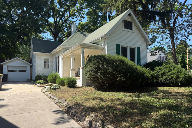 Exterior front view - 479 Robinson WL Room for Rent! Immediate move in available House