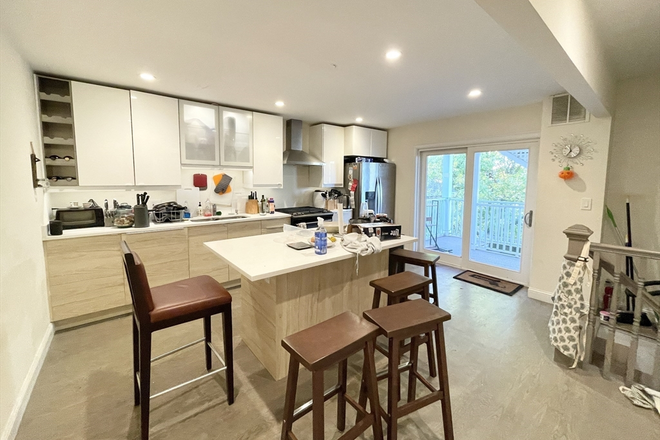 x - HUGE 6 BED! GET IT BEFORE IT IS GONE