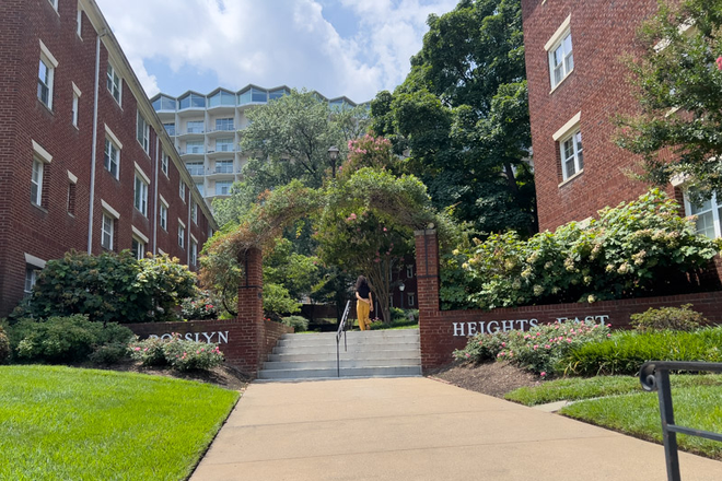 Courtyard Rosslyn Hts East - 2 BR/1 BA Furnished Near Rosslyn and Key Bridge - end unit in garden apts
