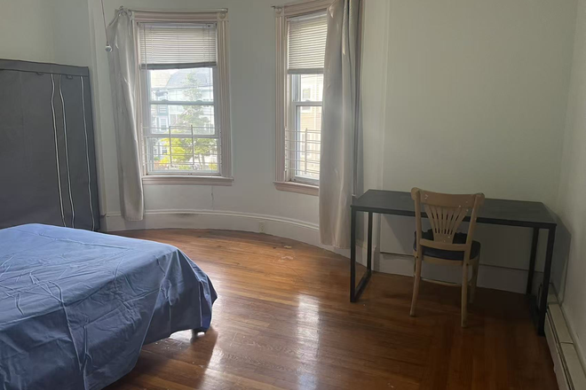 Large room 1 - Two Furnished Private Rooms Near Longwood / Mission Hill — Available July 15 or Later Apartments