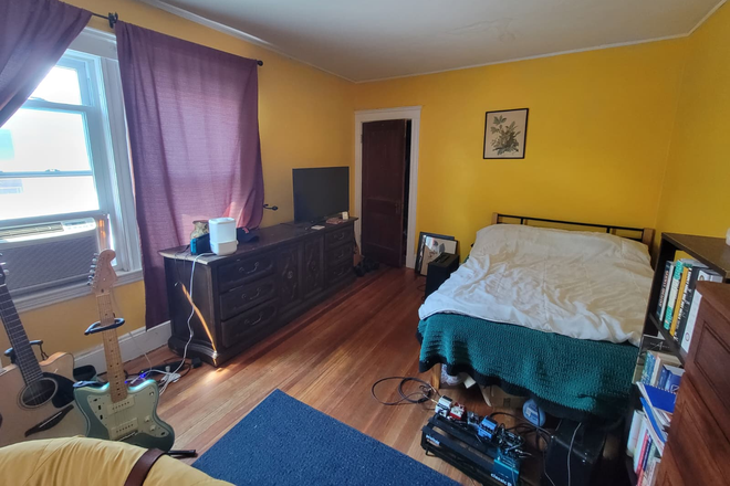 Open bedroom for rent. - Looking for 1 housemate for house very near Medford/Somerville campus