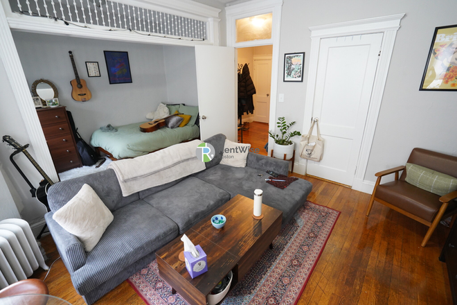 3 - JAN 2026-Sweet Brighton Studio w/ alcove, H/HW inc. Student Ok. No Fee
