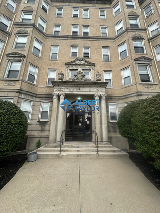 Exterior - 1 Bed split (2 Bed) available on Boylston! No Fee!!