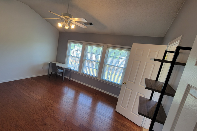 Bedroom 1 - Private Rooms for Rent – Quiet Student-Friendly Home (15–20 Min from Campus)
