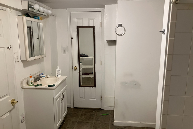 bathroom - Room with own bathroom for rent $600/month House